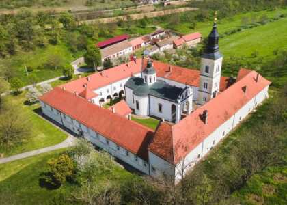 2024/03/images/tour_698/manastir-krusedol-srbija1965785344-830x553.jpg